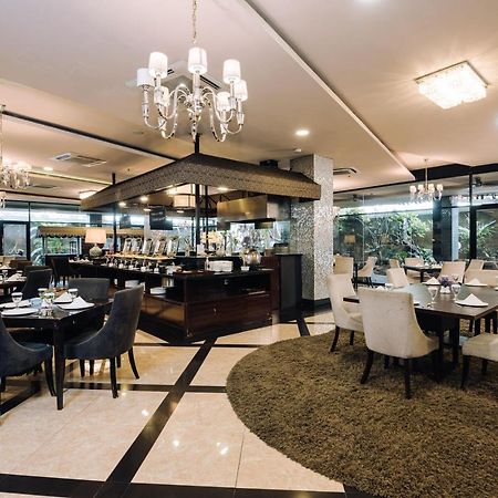 Amaroossa Grande Hotell Bekasi Exteriör bild