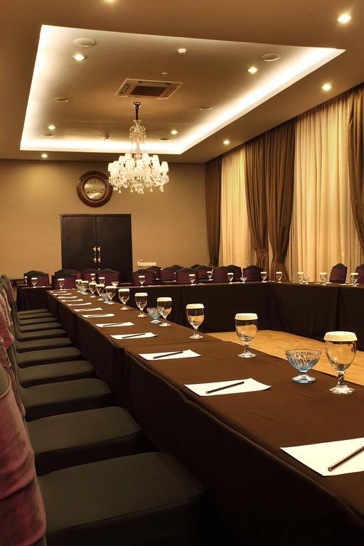Amaroossa Grande Hotell Bekasi Exteriör bild