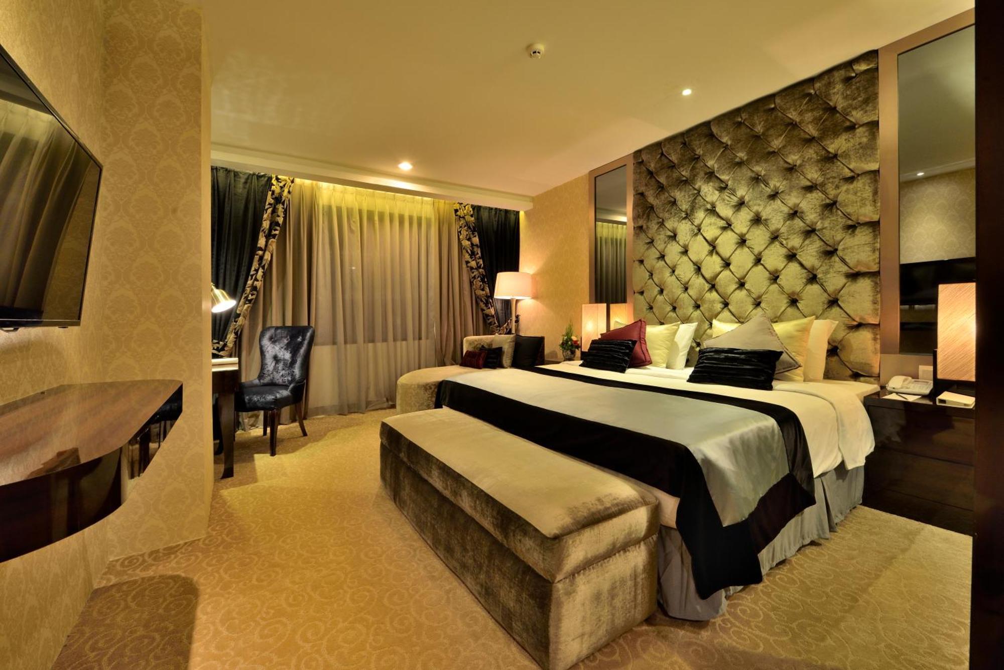 Amaroossa Grande Hotell Bekasi Exteriör bild