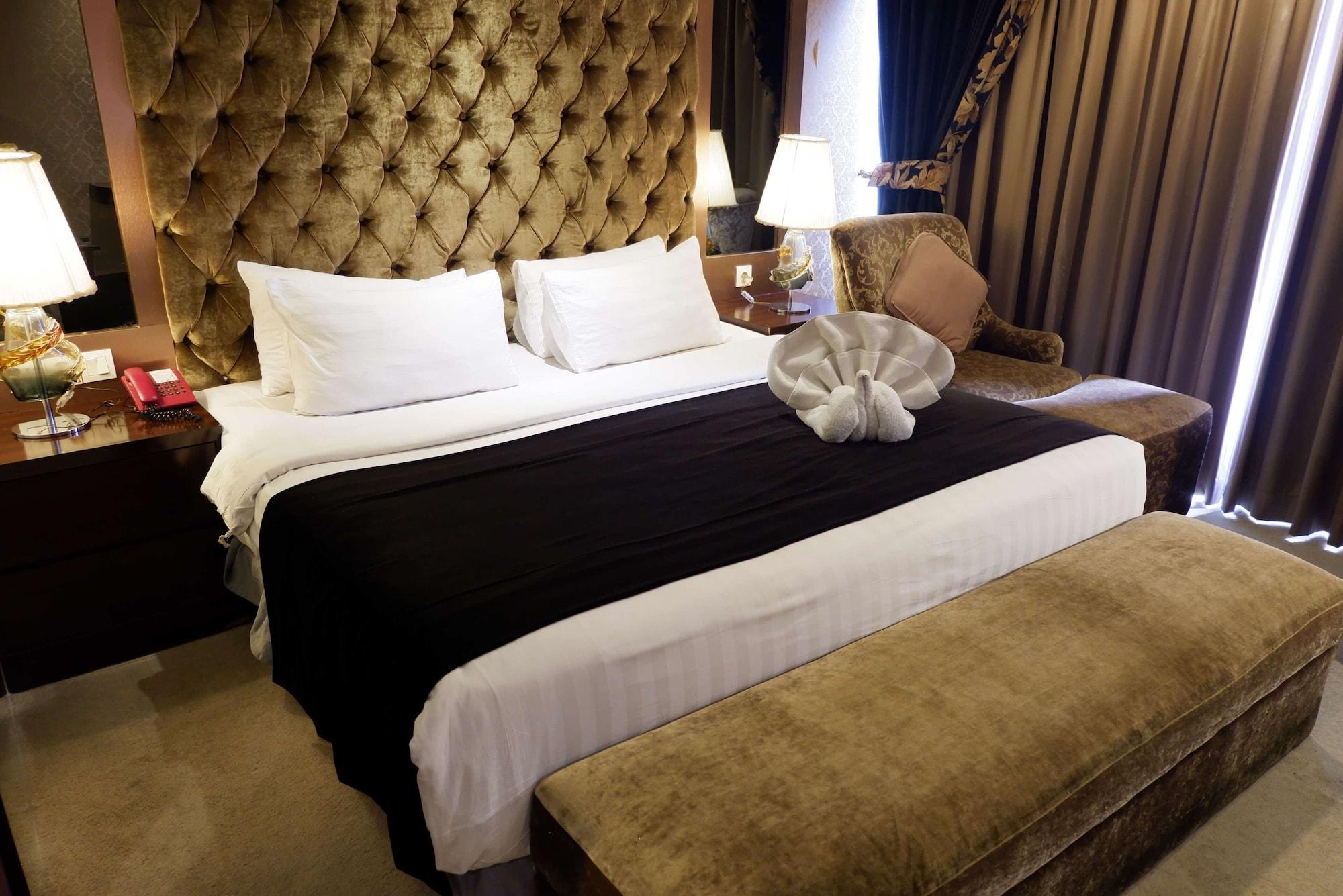 Amaroossa Grande Hotell Bekasi Exteriör bild