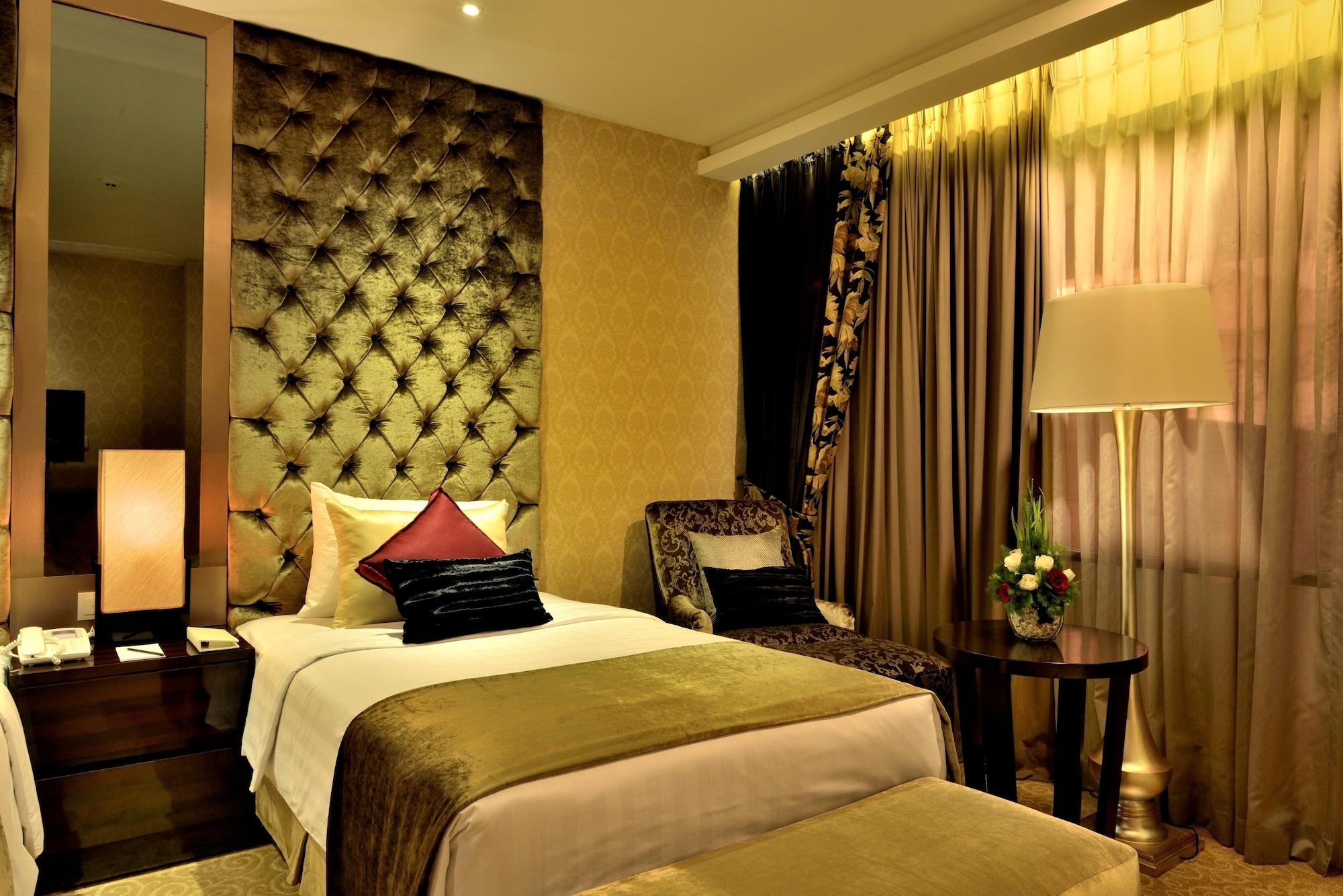 Amaroossa Grande Hotell Bekasi Exteriör bild