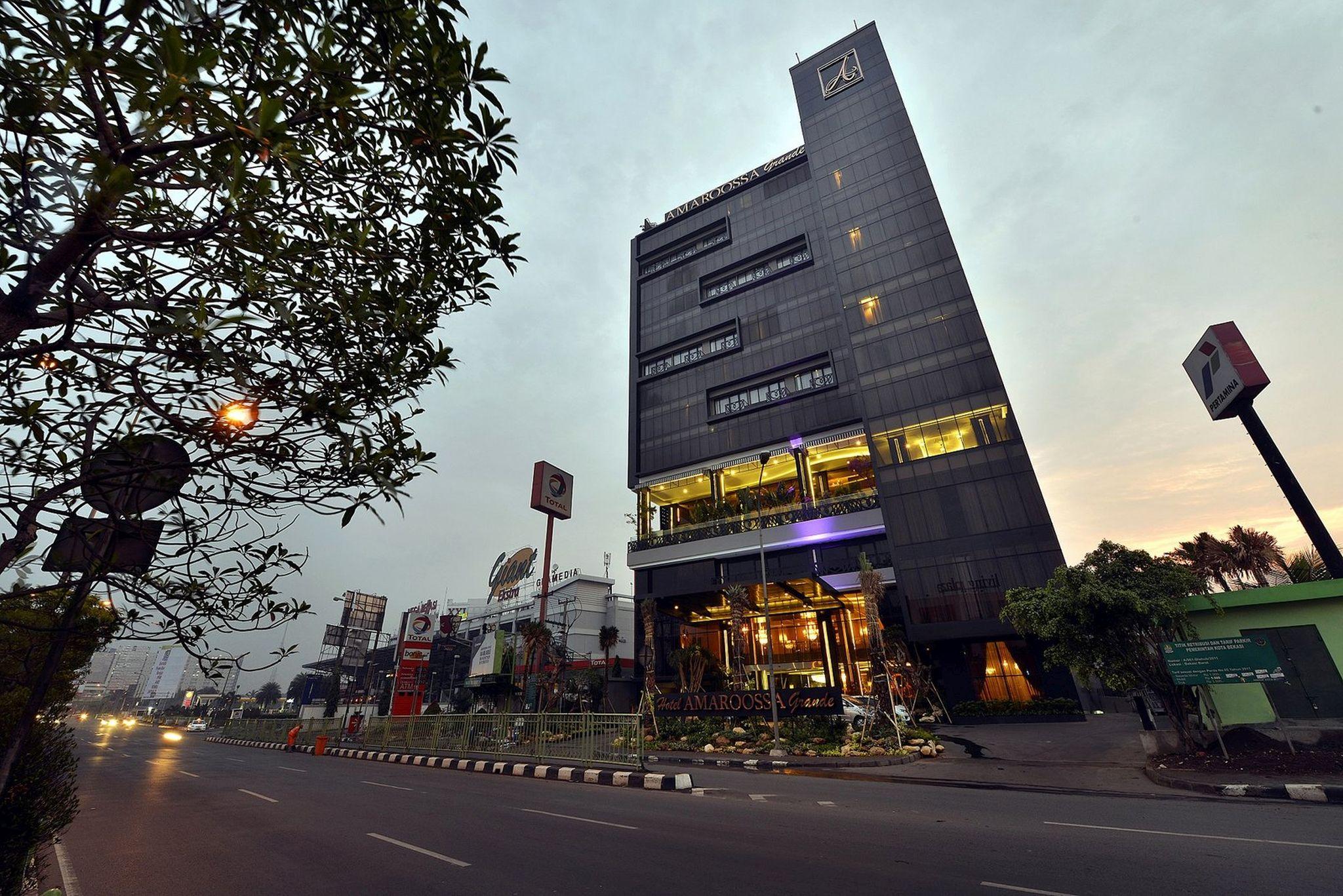 Amaroossa Grande Hotell Bekasi Exteriör bild
