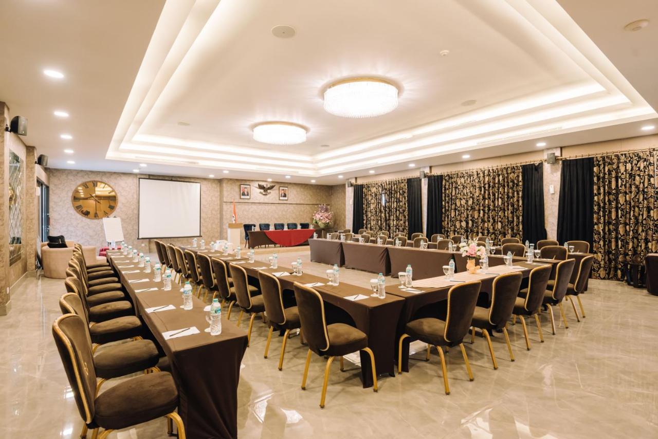 Amaroossa Grande Hotell Bekasi Exteriör bild