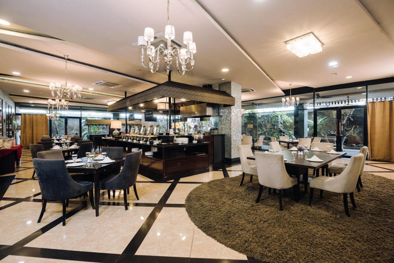 Amaroossa Grande Hotell Bekasi Exteriör bild