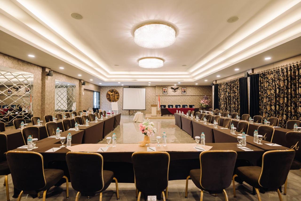 Amaroossa Grande Hotell Bekasi Exteriör bild