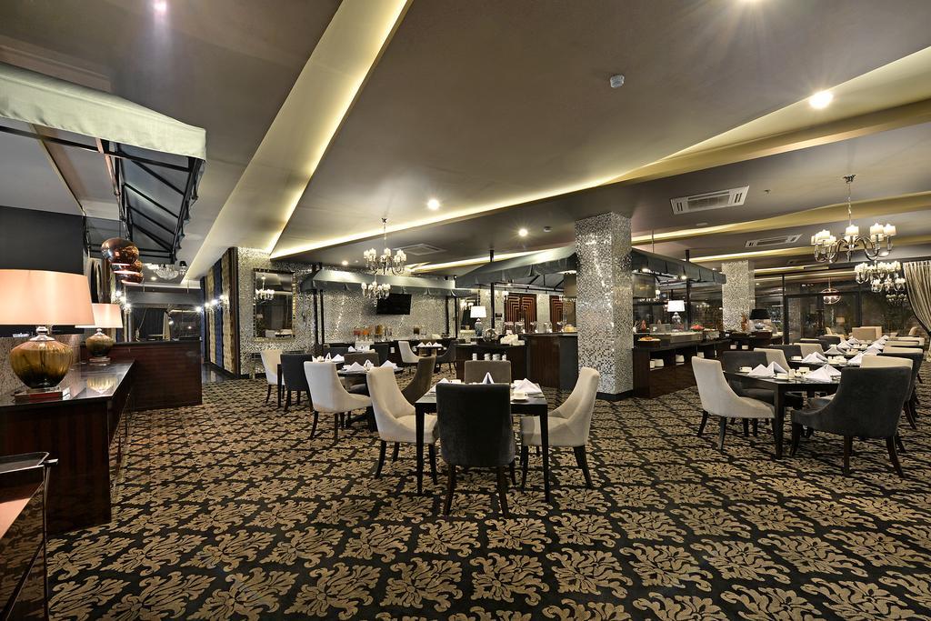 Amaroossa Grande Hotell Bekasi Exteriör bild