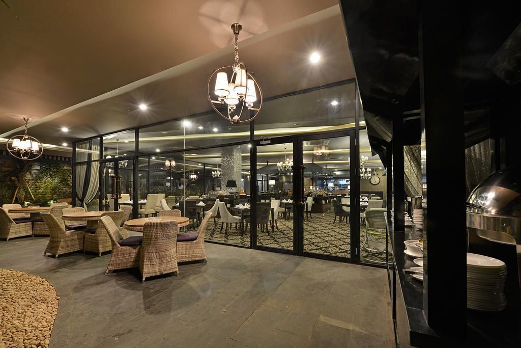 Amaroossa Grande Hotell Bekasi Exteriör bild