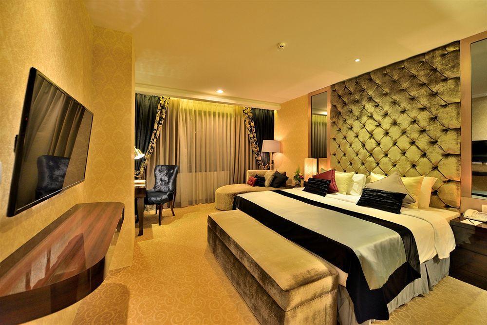 Amaroossa Grande Hotell Bekasi Exteriör bild