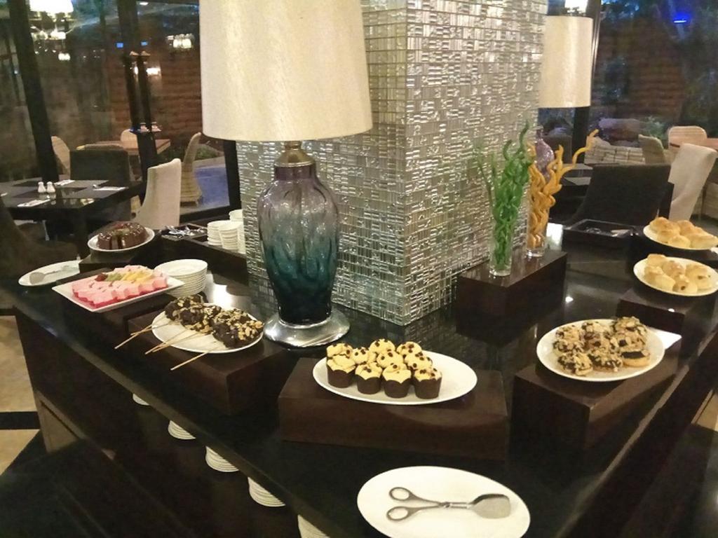 Amaroossa Grande Hotell Bekasi Exteriör bild