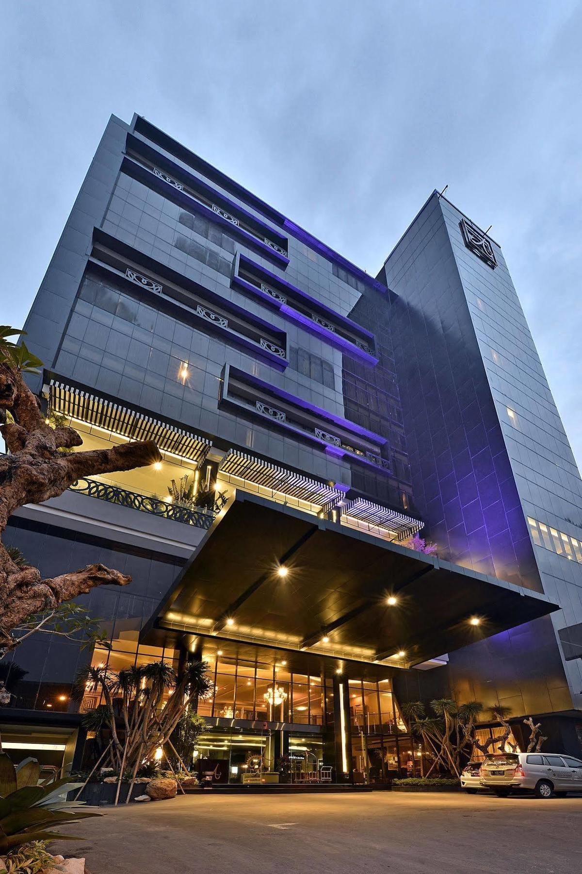 Amaroossa Grande Hotell Bekasi Exteriör bild
