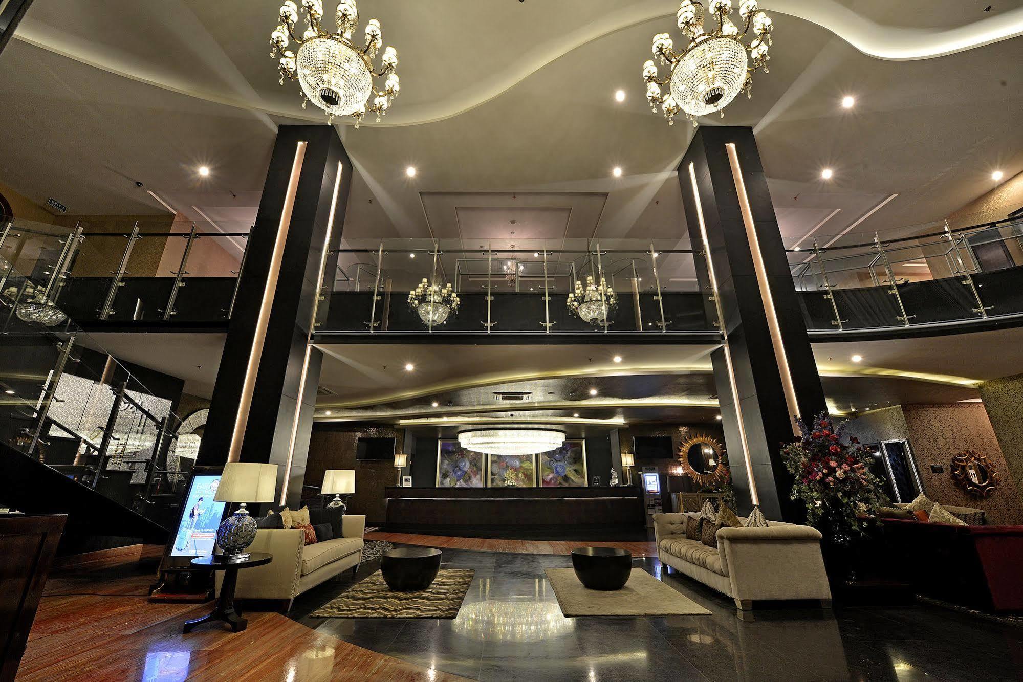 Amaroossa Grande Hotell Bekasi Exteriör bild