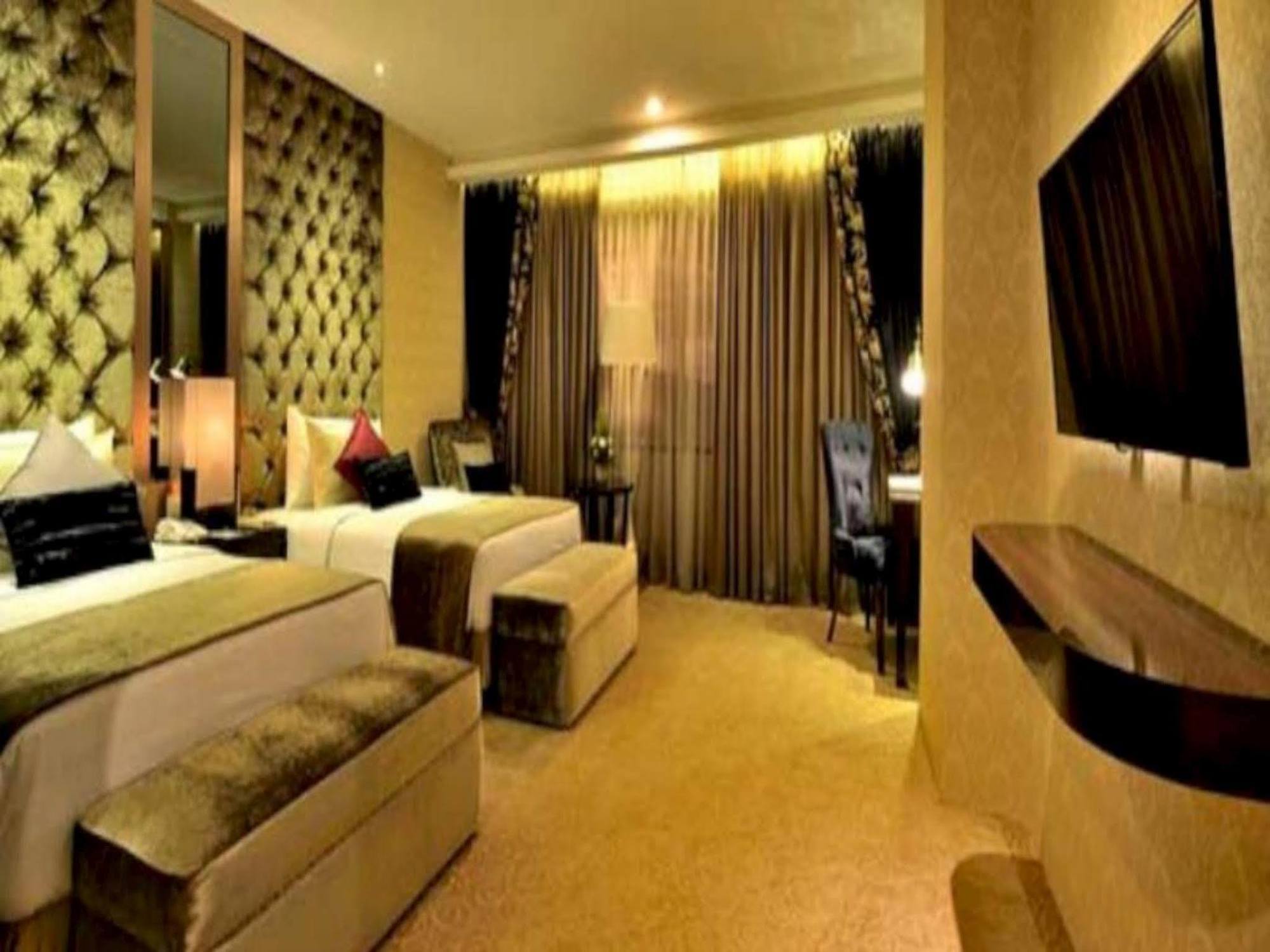 Amaroossa Grande Hotell Bekasi Exteriör bild