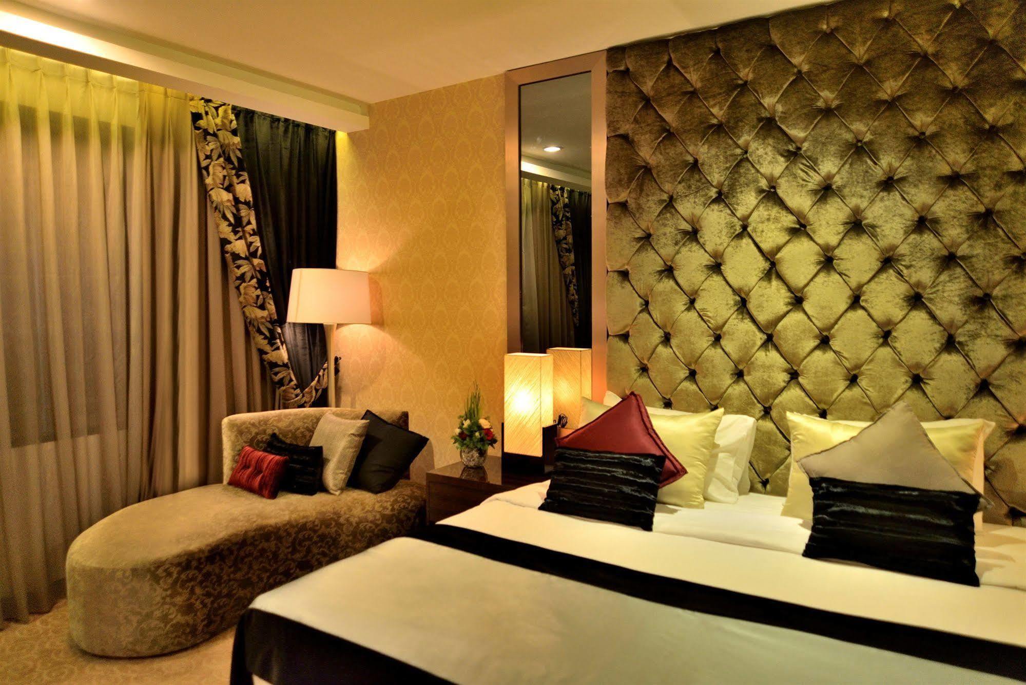 Amaroossa Grande Hotell Bekasi Exteriör bild