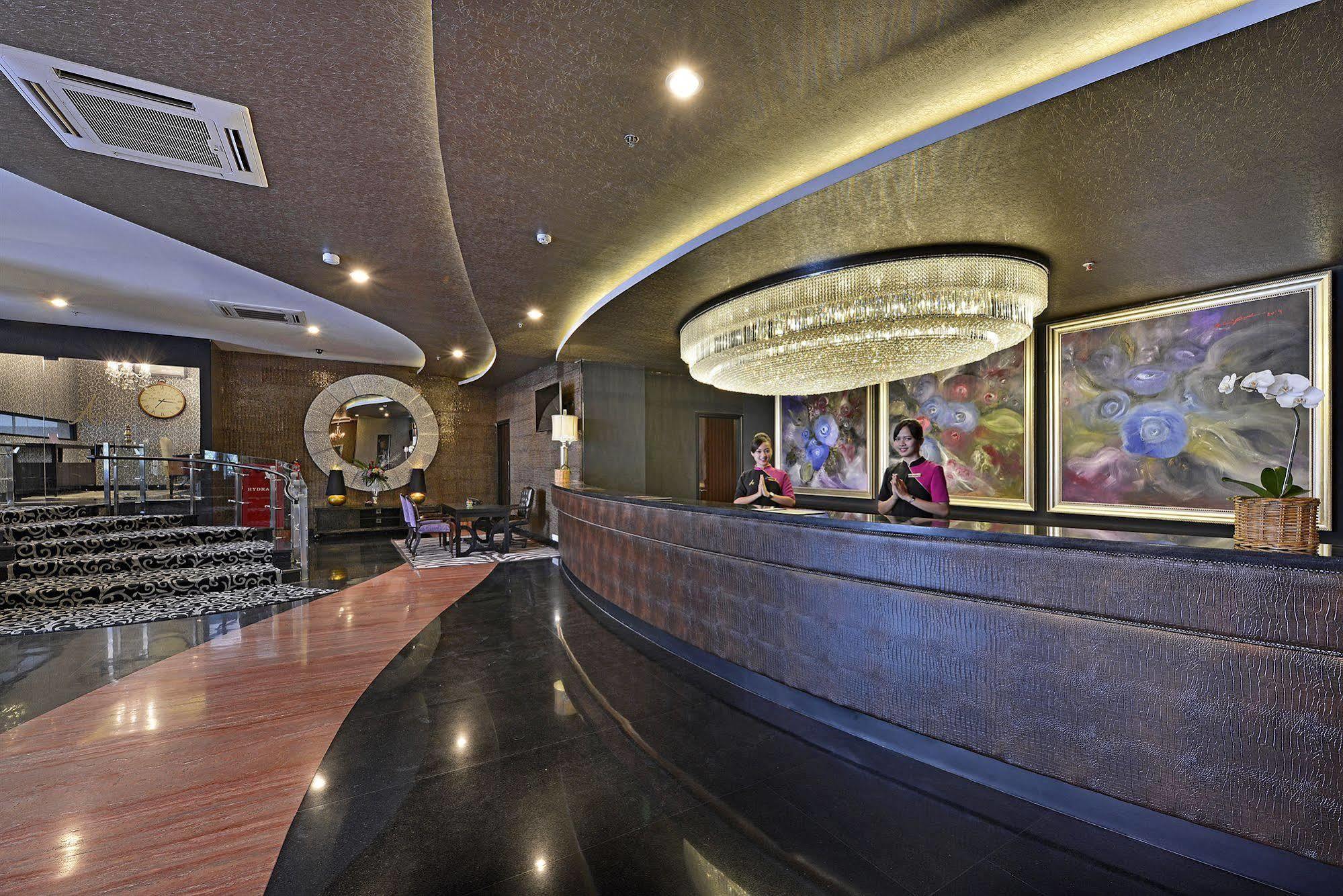 Amaroossa Grande Hotell Bekasi Exteriör bild