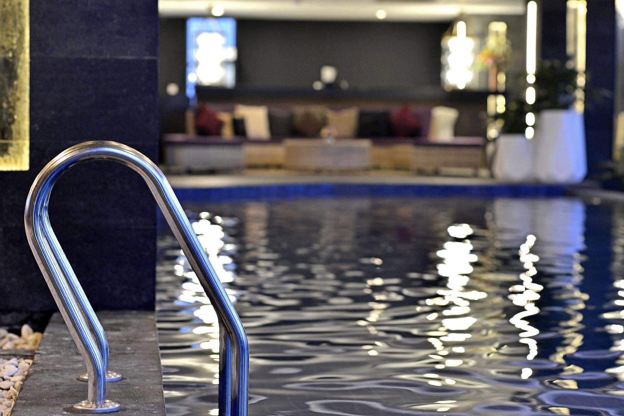 Amaroossa Grande Hotell Bekasi Exteriör bild