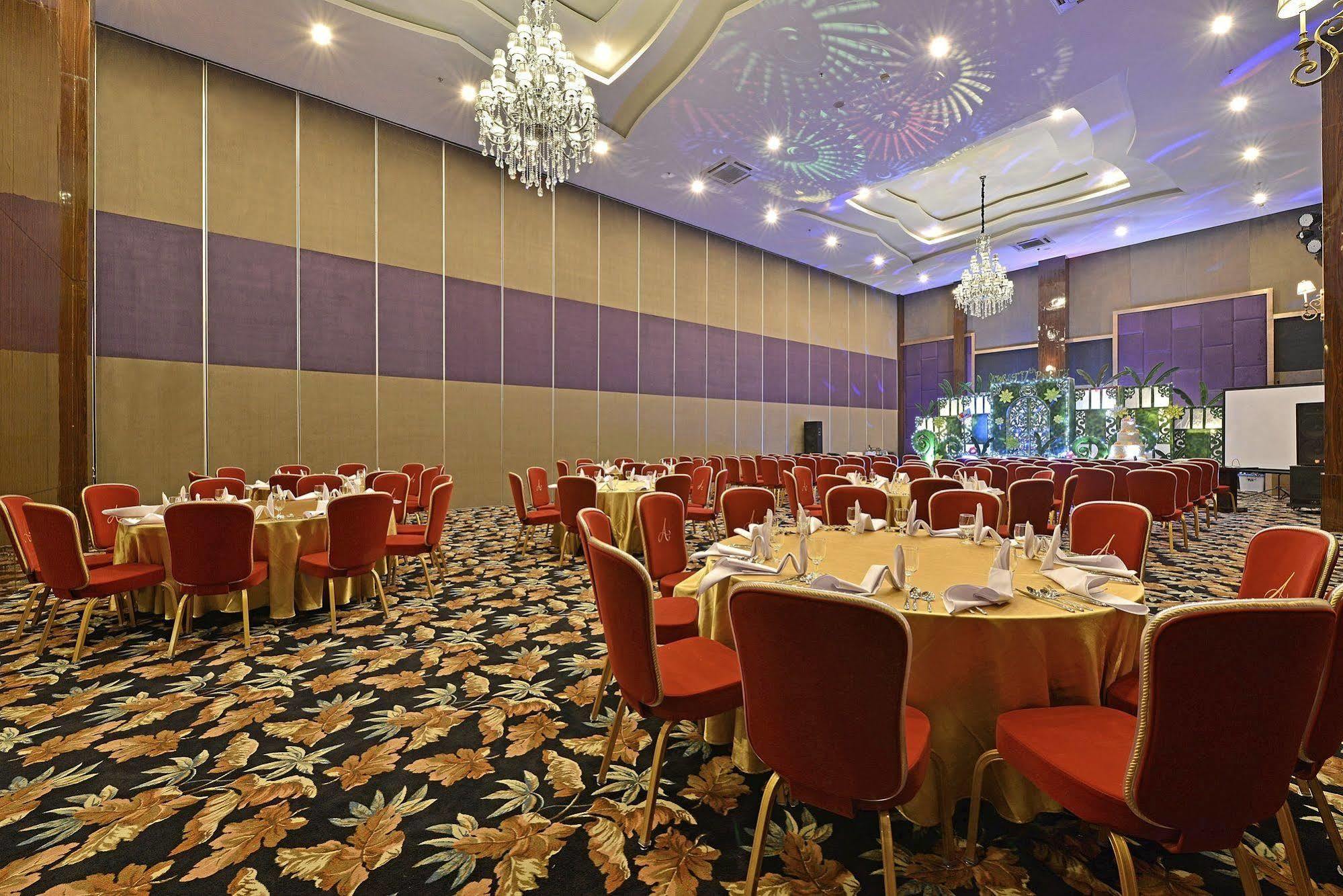 Amaroossa Grande Hotell Bekasi Exteriör bild