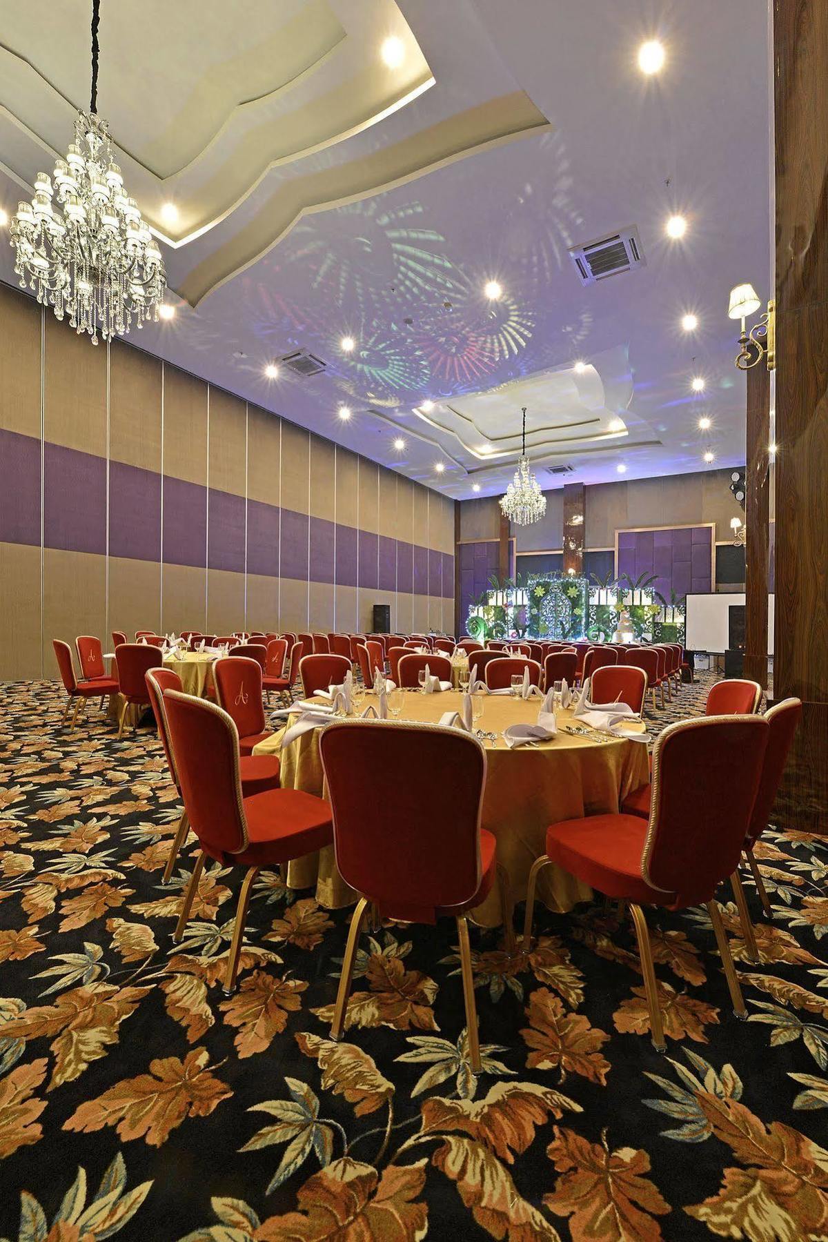 Amaroossa Grande Hotell Bekasi Exteriör bild