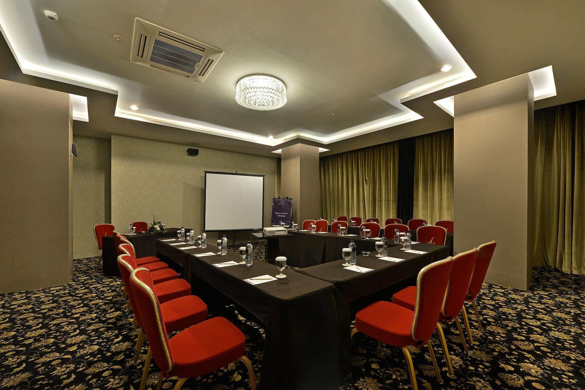 Amaroossa Grande Hotell Bekasi Exteriör bild
