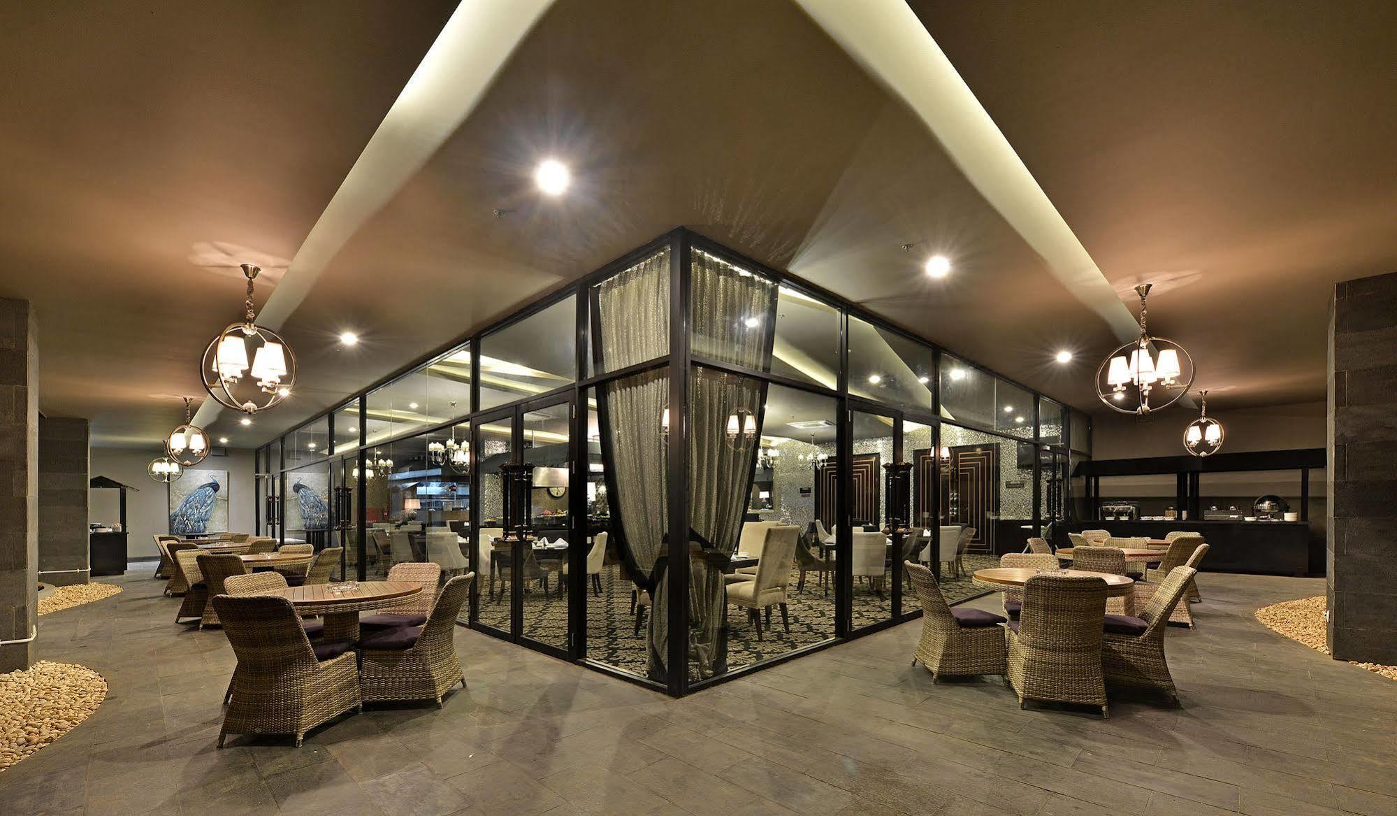 Amaroossa Grande Hotell Bekasi Exteriör bild